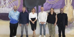 Representantes del Conservatorio Francisco Casanovas junto a los concejales Antonio Quesada y Concha Sala durante el concierto de fin de curso en Torrevieja.