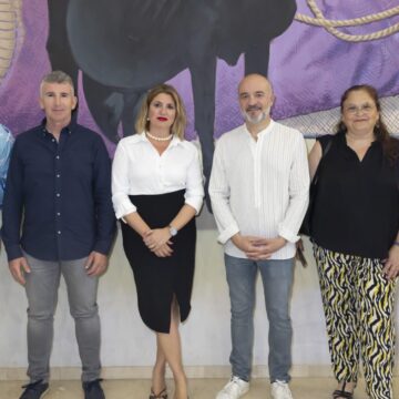 Representantes del Conservatorio Francisco Casanovas junto a los concejales Antonio Quesada y Concha Sala durante el concierto de fin de curso en Torrevieja.