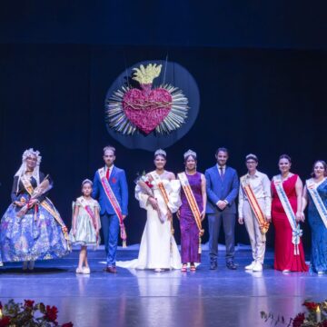 Triana Marín junto a las representantes festivas de Torrevieja tras su coronación como Reina de las fiestas del Sagrado Corazón de Jesús