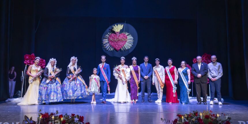 Triana Marín junto a las representantes festivas de Torrevieja tras su coronación como Reina de las fiestas del Sagrado Corazón de Jesús