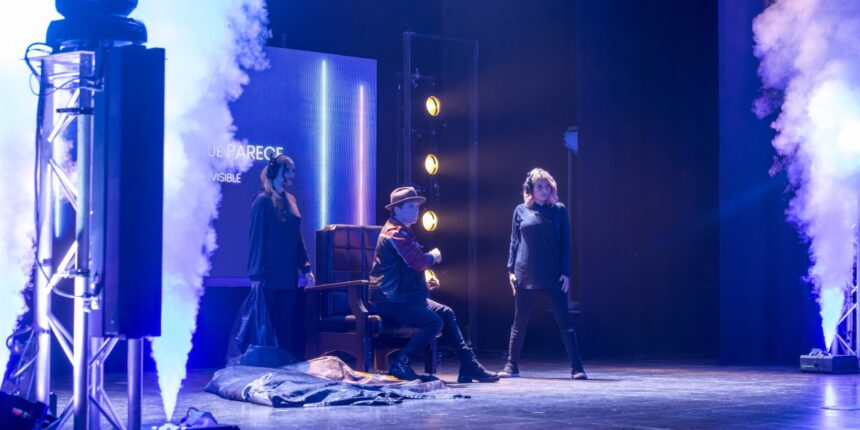 Dakris durante su espectáculo de magia en el Teatro Municipal de Torrevieja