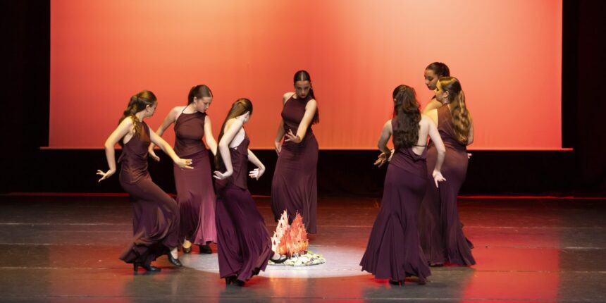 VA3466-escuelas-municipales-danza-torrevieja-fin-curso.jpg Alumnas de las Escuelas Municipales de Danza de Torrevieja durante la gala de fin de curso de danza española