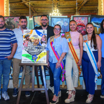 Eduardo Dolón, Rosario Martínez, Vicente Zapata y representantes festivos durante la presentación del VIII Festival de Carnaval Ciudad de Torrevieja