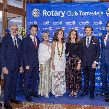 Maribel Robles cede el testigo a Sergio Sáez al frente del Rotary Club Torrevieja  