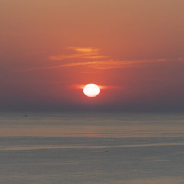 Puesta de sol sobre el mar en Torrevieja durante una jornada de tiempo estable