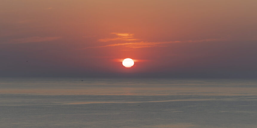 Puesta de sol sobre el mar en Torrevieja durante una jornada de tiempo estable