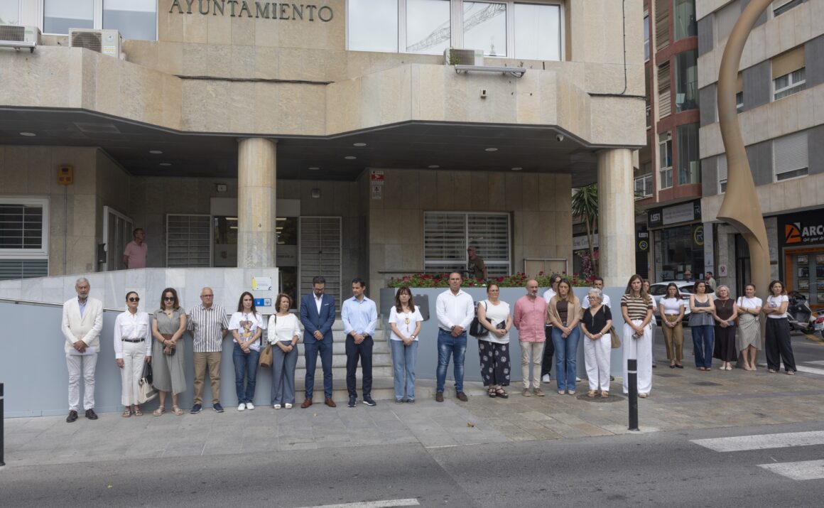 Minuto de silencio frente al Ayuntamiento de Torrevieja por la víctima de violencia de género de Callosa de Segura