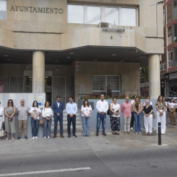 Minuto de silencio frente al Ayuntamiento de Torrevieja por la víctima de violencia de género de Callosa de Segura