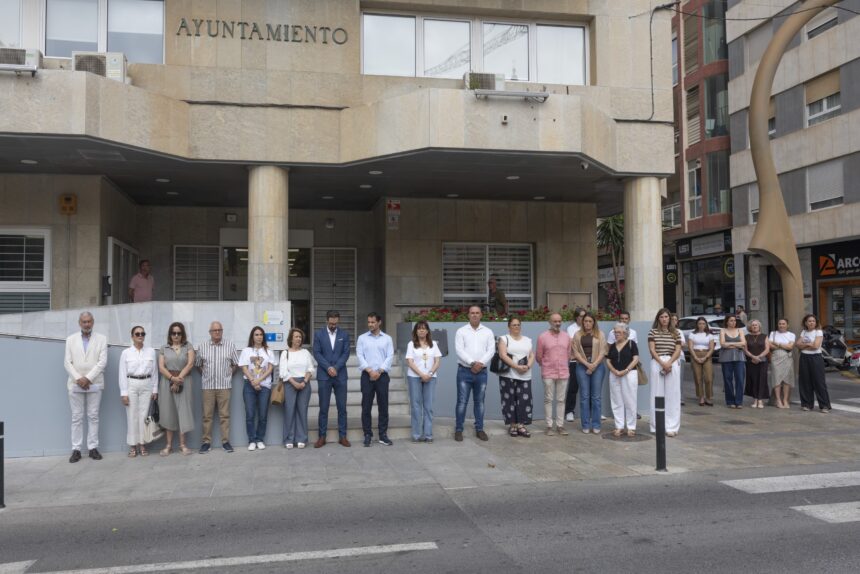 Minuto de silencio frente al Ayuntamiento de Torrevieja por la víctima de violencia de género de Callosa de Segura