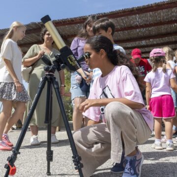 VA3468-astronomia-parque-natural-la-mata-torrevieja.jpg Participantes observando el Sol con telescopios durante una jornada astronómica en el Parque Natural de La Mata y Torrevieja