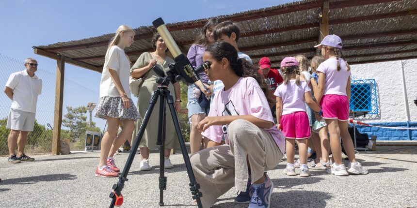 VA3468-astronomia-parque-natural-la-mata-torrevieja.jpg Participantes observando el Sol con telescopios durante una jornada astronómica en el Parque Natural de La Mata y Torrevieja