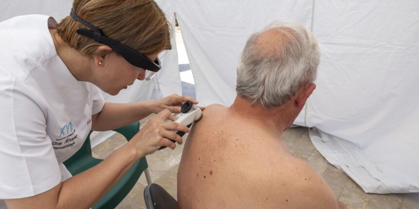 VA3468-prevencion-deteccion-precoz-cancer-piel-la-mata-torrevieja.jpg Dermatóloga realizando una revisión durante las Jornadas de Prevención y Detección Precoz del Cáncer de Piel en la Playa de La Mata de Torrevieja