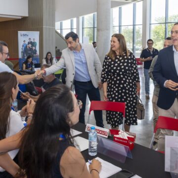 El alcalde saluda a los participantes durante la Feria Comarcal Vega Baja Emplea 2026 en el Auditorio Internacional de Torrevieja