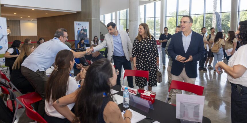 El alcalde saluda a los participantes durante la Feria Comarcal Vega Baja Emplea 2026 en el Auditorio Internacional de Torrevieja