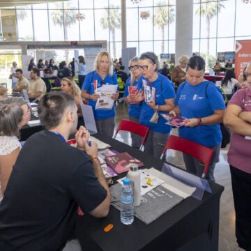 ofertas-empleo-torrevieja-vega-baja.jpg Personas visitando una feria de empleo en busca de oportunidades laborales en la Vega Baja.