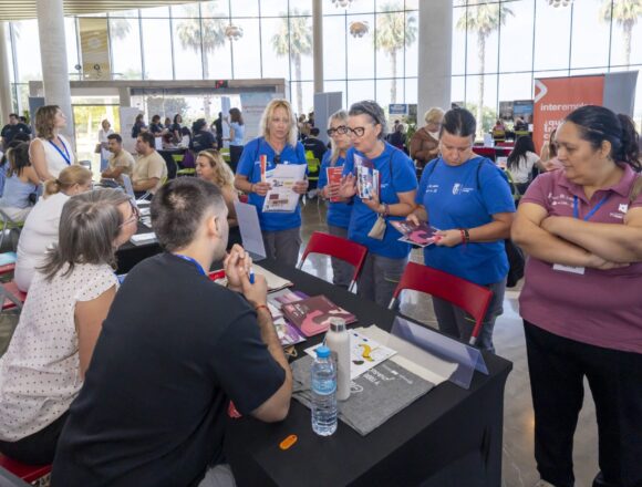 Personas visitando una feria de empleo en busca de oportunidades laborales en la Vega Baja.