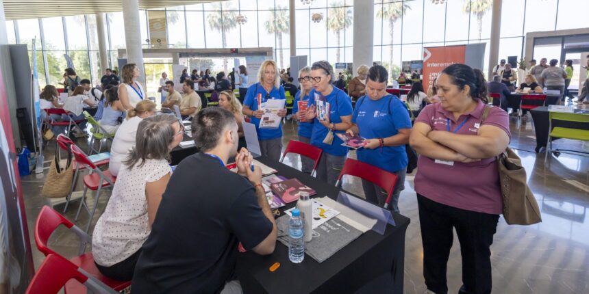ofertas-empleo-torrevieja-vega-baja.jpg Personas visitando una feria de empleo en busca de oportunidades laborales en la Vega Baja.