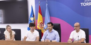 Ricardo Regalado recibe el reconocimiento del Ayuntamiento de Torrevieja tras obtener la mejor nota de la EBAU 2026 de la Comunidad Valenciana