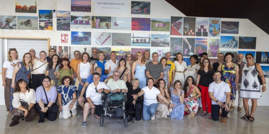 Alumnos de la Escuela Municipal de Fotografía durante la inauguración de la exposición Los tres botes de sal en el Centro Cultural de Torrevieja
