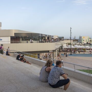va3468-paseo-del-mar-torrevieja-puerto.jpg Visitantes en el Paseo del Mar Torrevieja junto al puerto