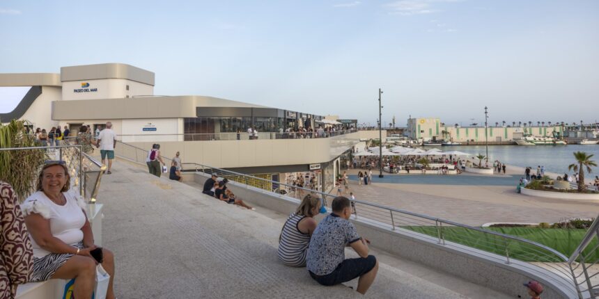 va3468-paseo-del-mar-torrevieja-puerto.jpg Visitantes en el Paseo del Mar Torrevieja junto al puerto