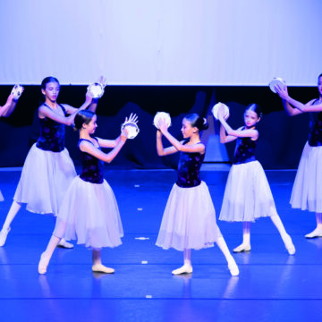 Alumnas de la Escuela Municipal de Danza durante la gala de fin de curso en Torrevieja