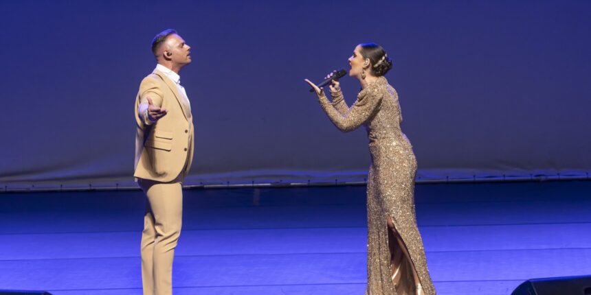 José Ortiz y Verónica Lozano interpretan el espectáculo “Inmensos” en el Teatro Municipal de Torrevieja
