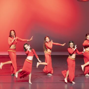 Alumnas de danza oriental interpretan “Aires de Seda” en el Centro Cultural Virgen del Carmen de Torrevieja