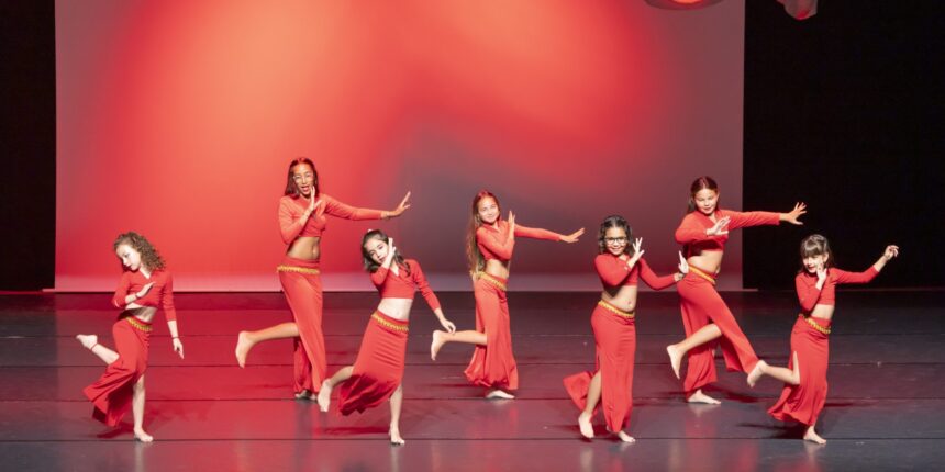 Alumnas de danza oriental interpretan “Aires de Seda” en el Centro Cultural Virgen del Carmen de Torrevieja