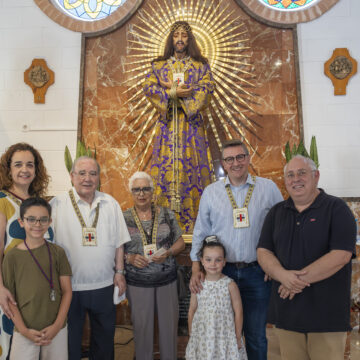 Miembros de la Hermandad de Medinaceli junto a la imagen de Jesús de Medinaceli en Torrevieja