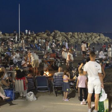 Miles de personas celebran la Noche de San Juan en las playas de Torrevieja