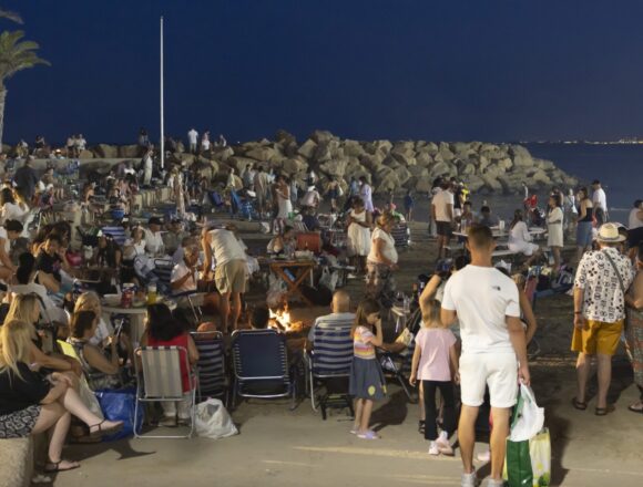 Miles de personas celebran la Noche de San Juan en las playas de Torrevieja