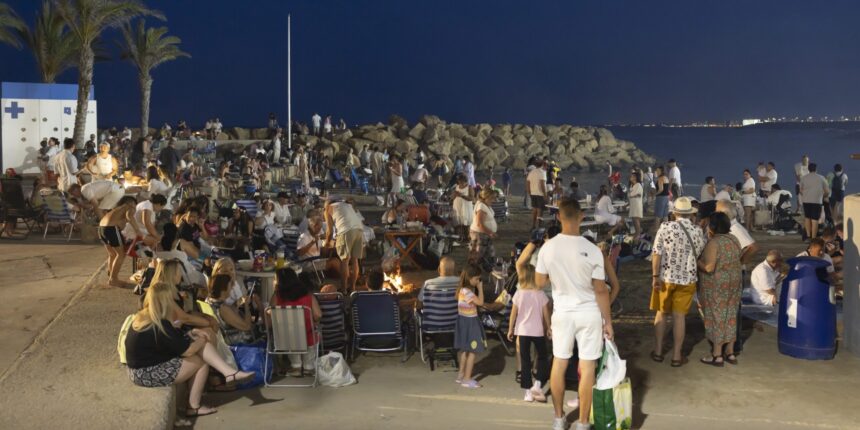 Miles de personas celebran la Noche de San Juan en las playas de Torrevieja
