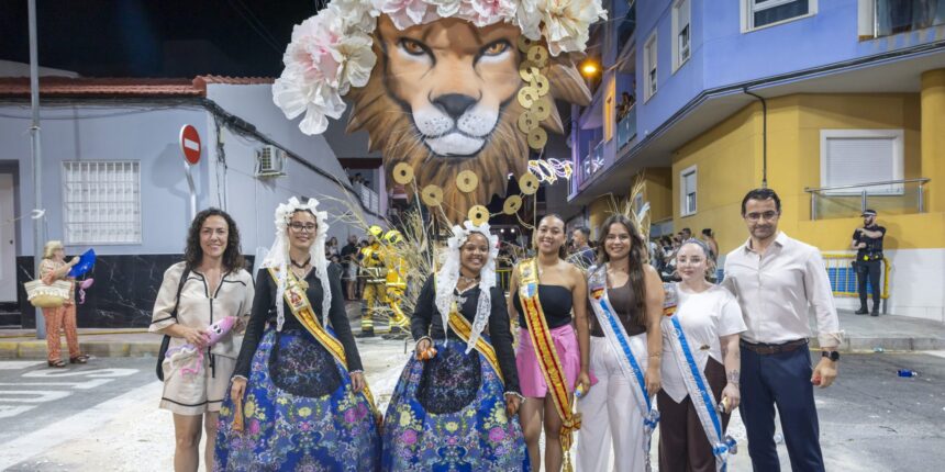 Bellezas de la Hoguera Molinos del Calvario, Reinas de la Sal y representantes municipales durante las Hogueras de San Juan en Torrevieja