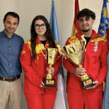 va3468-maite-vanderkluysen-alejandro-martin-campeones-kyokushin.jpg Maite Vanderkluysen y Alejandro Martín muestran sus trofeos en el Ayuntamiento de Torrevieja.