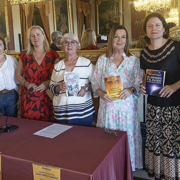 VA3468-laura-fabregat-libro-casino-torrevieja.jpg Laura Fabregat presentó en el Casino de Torrevieja su obra El Génesis y el Éxodo. Historia, ciencia y teología ante numeroso público.