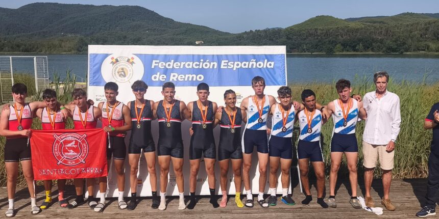 VA3469-rcnt-bronce-campeonato-espana-remo-olimpico.jpg Equipo cadete masculino del Real Club Náutico de Torrevieja con la medalla de bronce en el Campeonato de España de Remo Olímpico