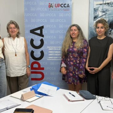 Rosa María Cañón junto a técnicos de la UPCCA y representantes de IREFREA durante la reunión sobre prevención de adicciones en Torrevieja