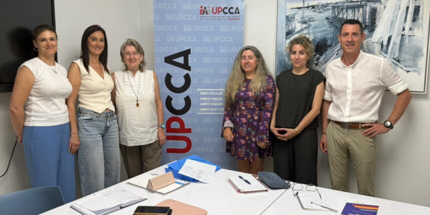 VA3466-reunion-upcca-irefrea-prevencion-adicciones-torrevieja.jpg Rosa María Cañón junto a técnicos de la UPCCA y representantes de IREFREA durante la reunión sobre prevención de adicciones en Torrevieja
