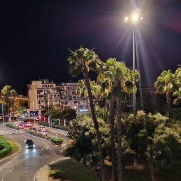 Vista nocturna de una rotonda iluminada en Torrevieja tras la mejora del alumbrado público