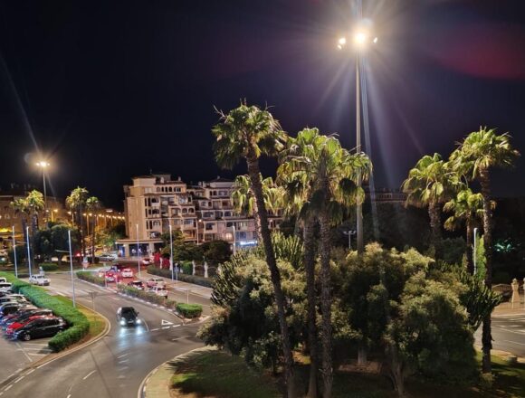 Vista nocturna de una rotonda iluminada en Torrevieja tras la mejora del alumbrado público