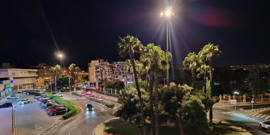 Vista nocturna de una rotonda iluminada en Torrevieja tras la mejora del alumbrado público