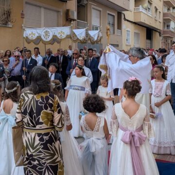 va3468-corpus-christi-altares-la-mata.jpg Procesión del Corpus Christi ante un altar en las calles de La Mata