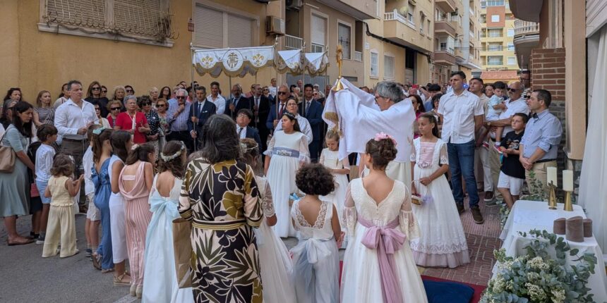 va3468-corpus-christi-altares-la-mata.jpg Procesión del Corpus Christi ante un altar en las calles de La Mata