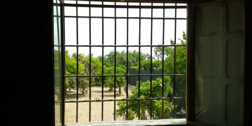 Ventana abierta al campo en una finca rural durante la primavera