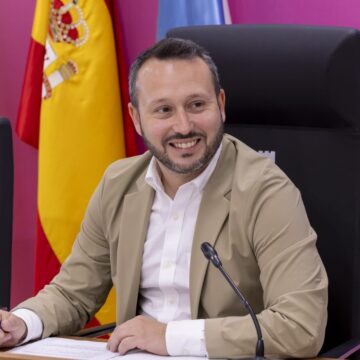 Domingo Paredes presenta el programa de empleo Ocupa-T 2026 de Torrevieja