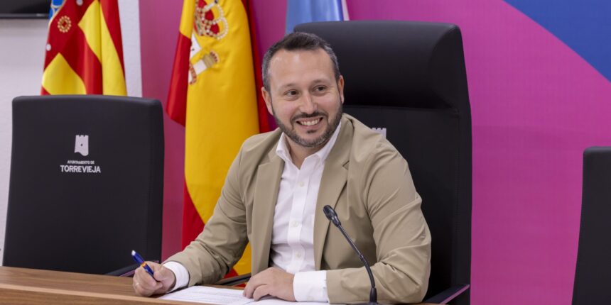 Domingo Paredes presenta el programa de empleo Ocupa-T 2026 de Torrevieja