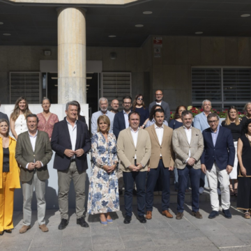 va3468-pleno-consell-torrevieja-ayuntamiento.jpg Pérez Llorca y el Consell junto al Ayuntamiento de Torrevieja