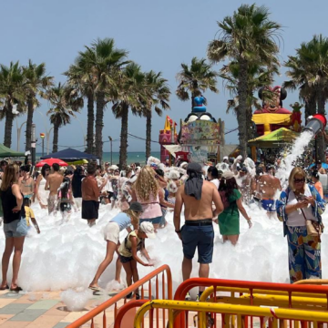 Cañón de espuma durante la I Sardinada Popular de La Mata en la Plaza Encarnación Puchol