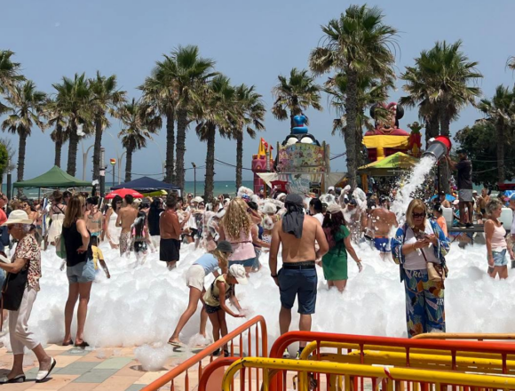 Cañón de espuma durante la I Sardinada Popular de La Mata en la Plaza Encarnación Puchol